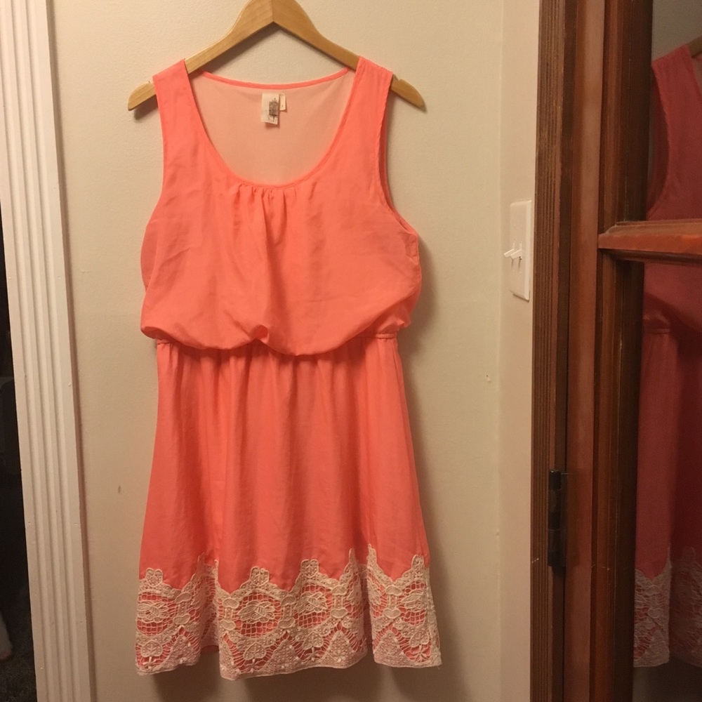 🐝 Francesca’s brand pink dress with lace